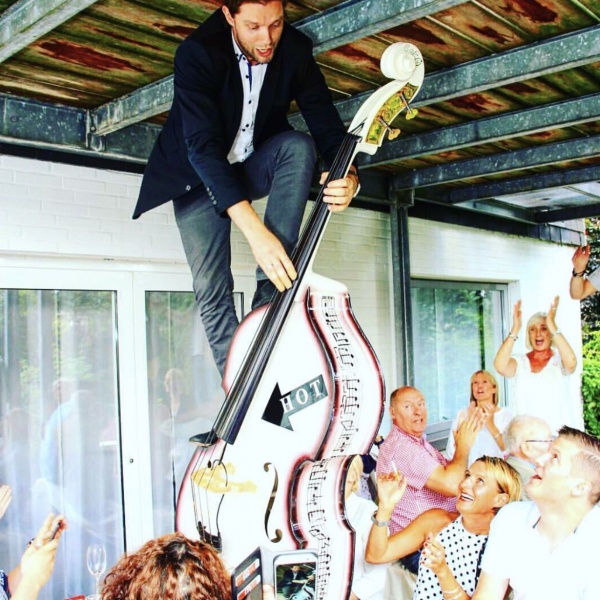 Foto von Kontrabass-Gitrarren-Gesangs-Duo