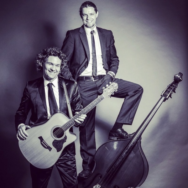 Foto von Kontrabass-Gitrarren-Gesangs-Duo