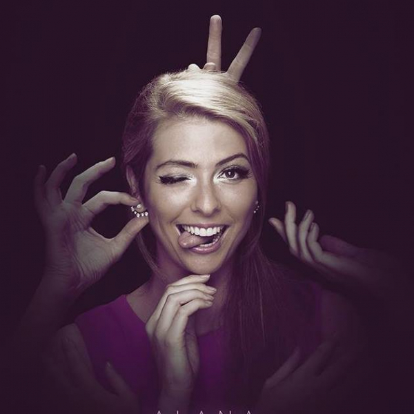 Foto von static-female-magic-3.jpeg