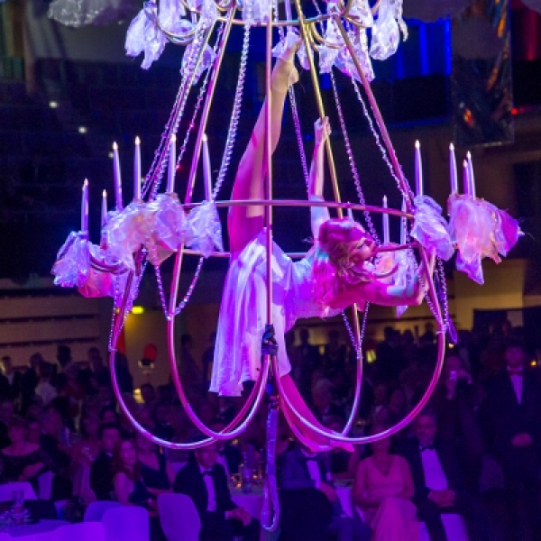Foto von static-flying-chandelier-3.jpg