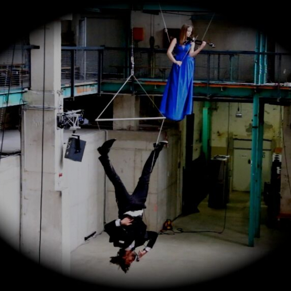 Foto von static-flying-violin-1.jpeg