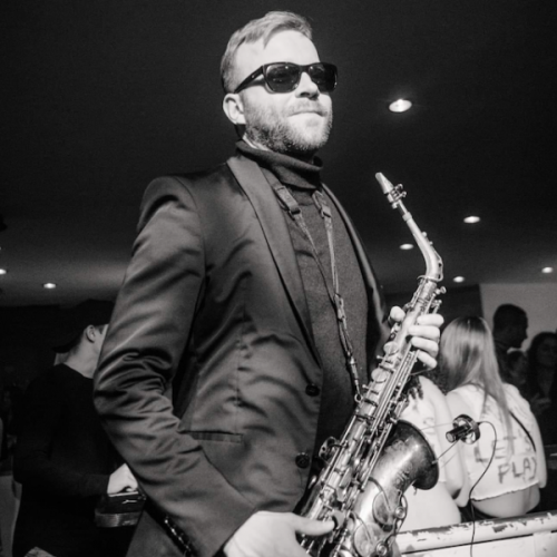 static-saxophonist-02-1.png
