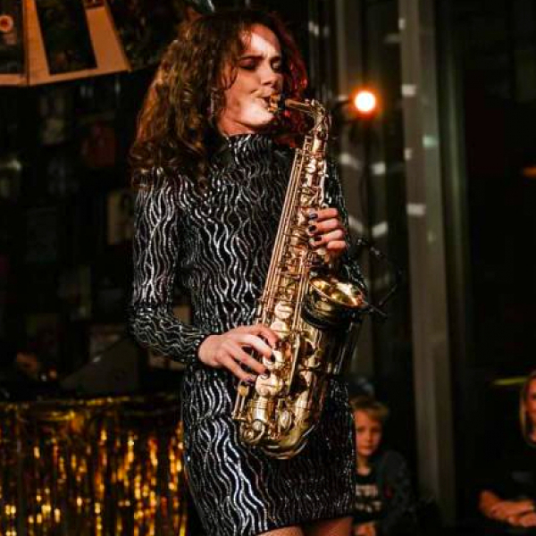 Foto von static-saxophonist-11-2.jpg