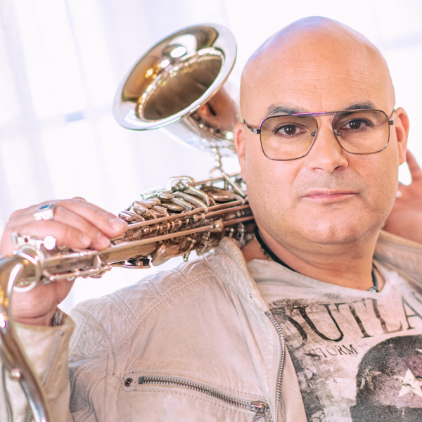 Foto von static-saxophonist-21-9.jpg