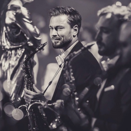 static-saxophonist-22-1.jpg