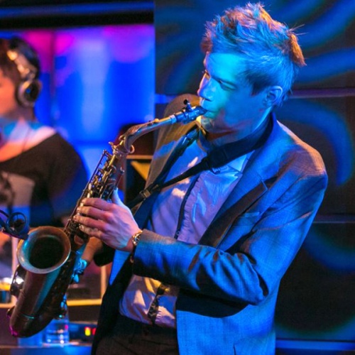 static-saxophonist-24-1.jpg